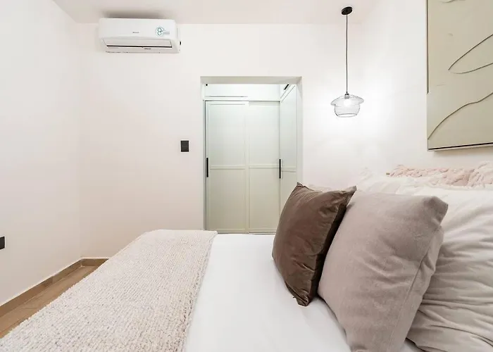 Charming 2br 2ba Historic Building Few Steps Parque España In Trendy Colonia Condesa